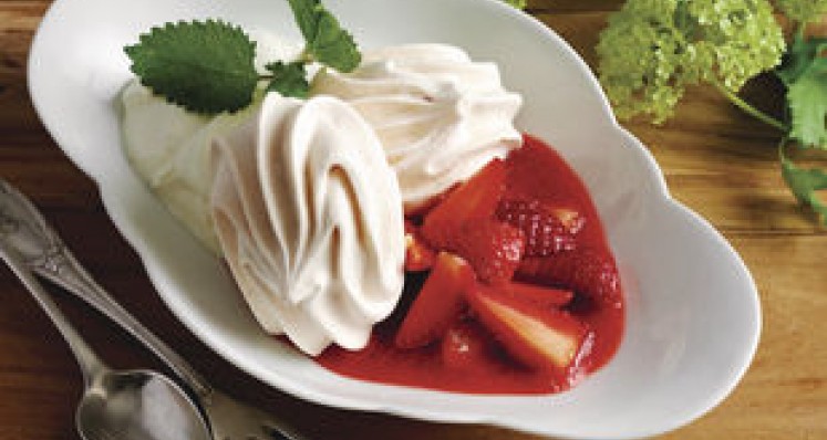 Meringues mit Erdbeersalat