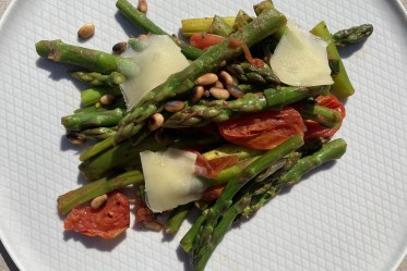 Asperges vertes grillées aux tomates, pignons et Gruyère AOP