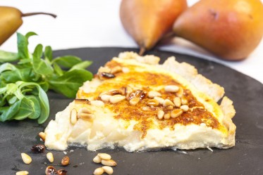 Kuchen mit Gruyère AOP, Birnen und Pinienkernen