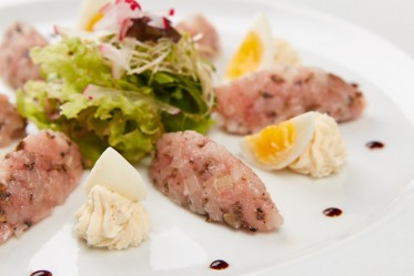 Tartare de filet de lapin aux truffes de notre région, œufs de caille