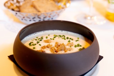 Knoblauchsuppe mit Ruchbrot-Croûtons