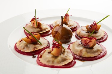 Ravioli mit Hirschpfeffer-Fühllung auf einem Carpaccio von Randen mit Büchelibirnen