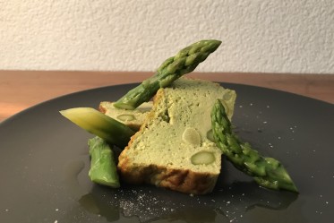 Terrine mit grünen Spargeln