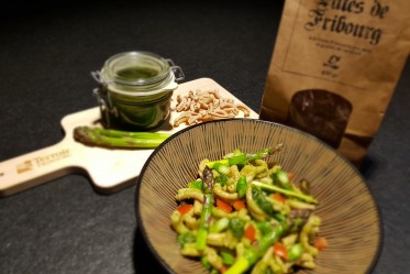 Pâtes de Fribourg aux asperges vertes et pesto fribourgeois