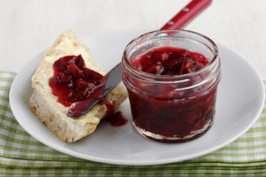 Confiture de pruneaux à la cannelle