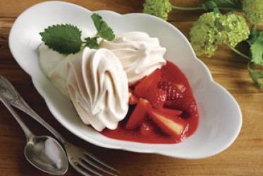 Meringues mit Erdbeersalat